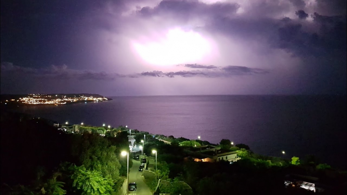 Spettacolare tempesta magnetica a Castro (LE)