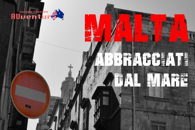 Malta, abbracciati dal mare